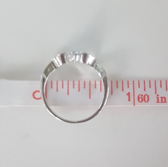 🌊💎 Sparkling Wavy Ring - Picture 5 of 5